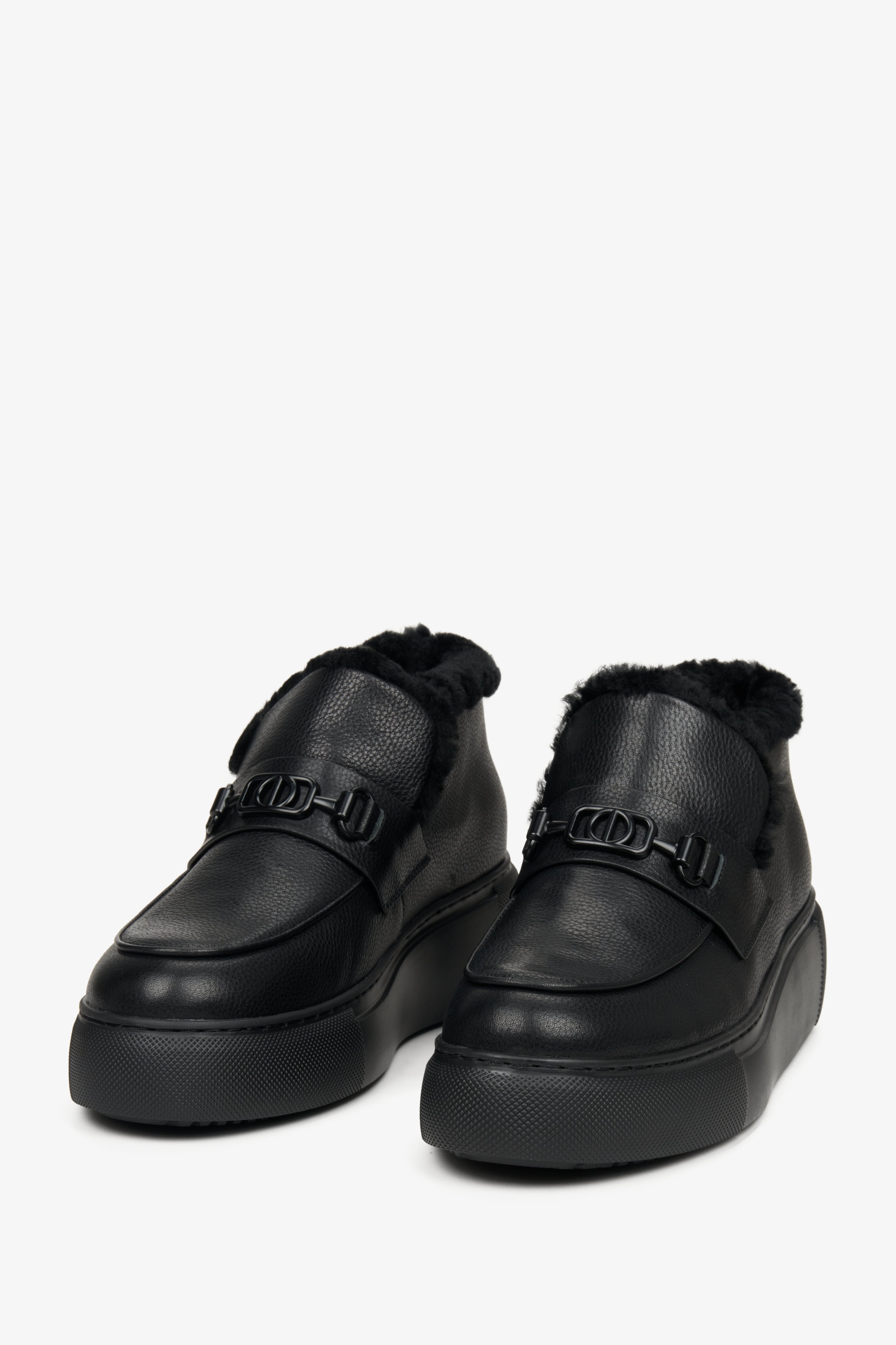 Czarne, niskie botki damskie Estro z futrem ze skóry naturalnej - przednia linia butów.