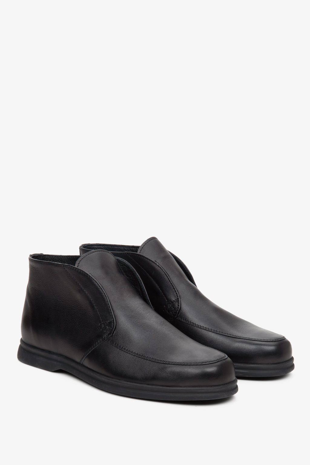 Męskie botki wsuwane ze skóry naturalnej w kolorze czarnym Estro - podgląd przedniej i bocznej części buta.