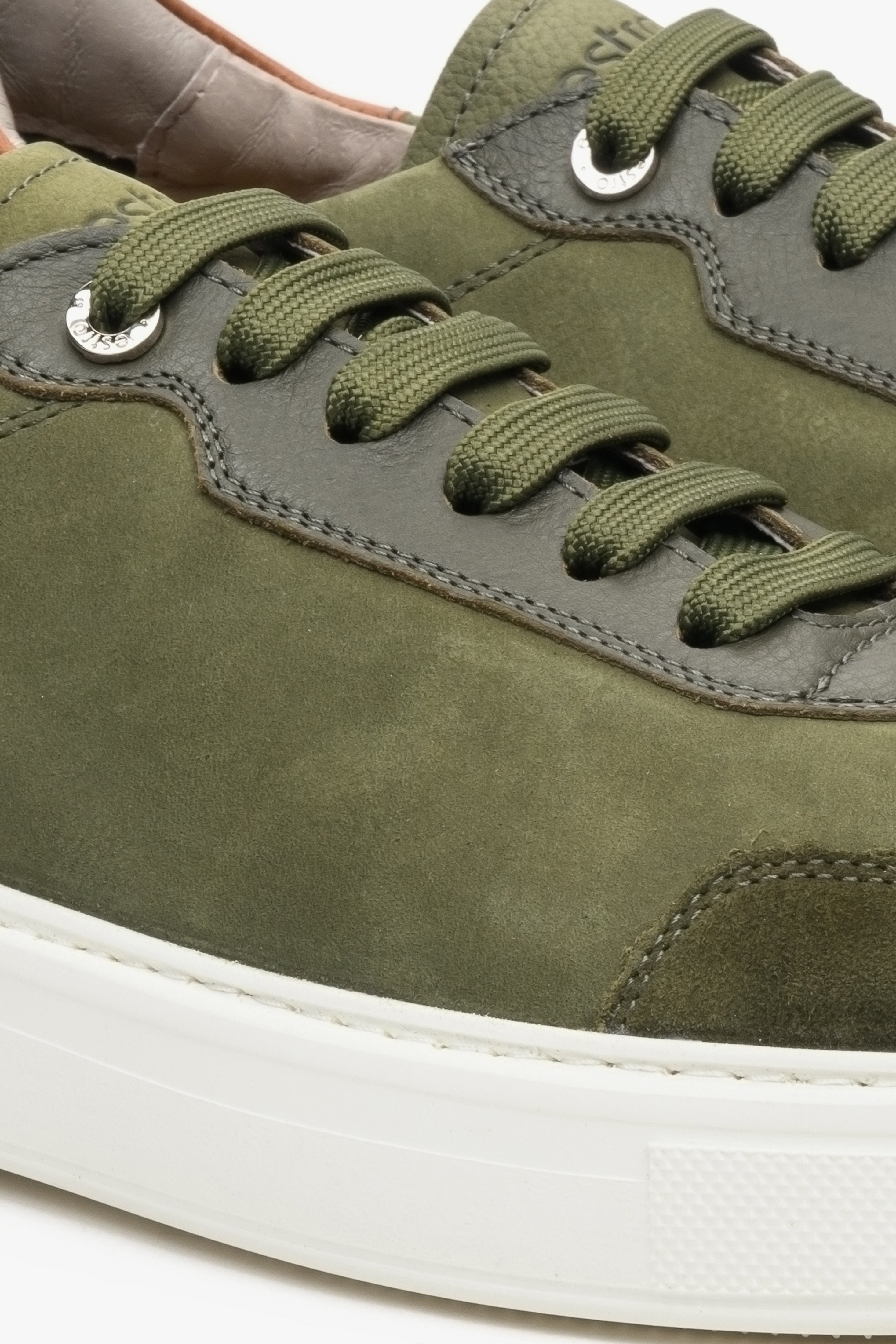 Sneakersy męskie zielono-brązowe Estro z nubuku i skóry, sznurowane Estro - zbliżenie na system wiązań.