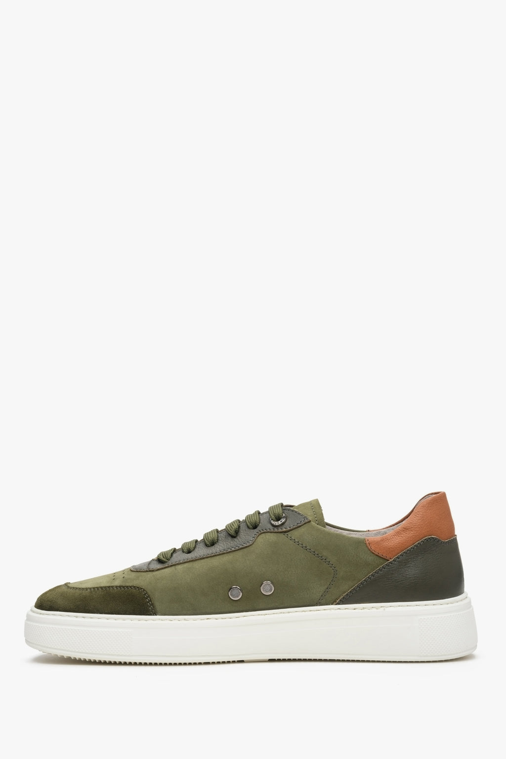 Wiosenne sneakersy męskie z nubuku i skóry naturalnej w kolorze zielono-brązowym.