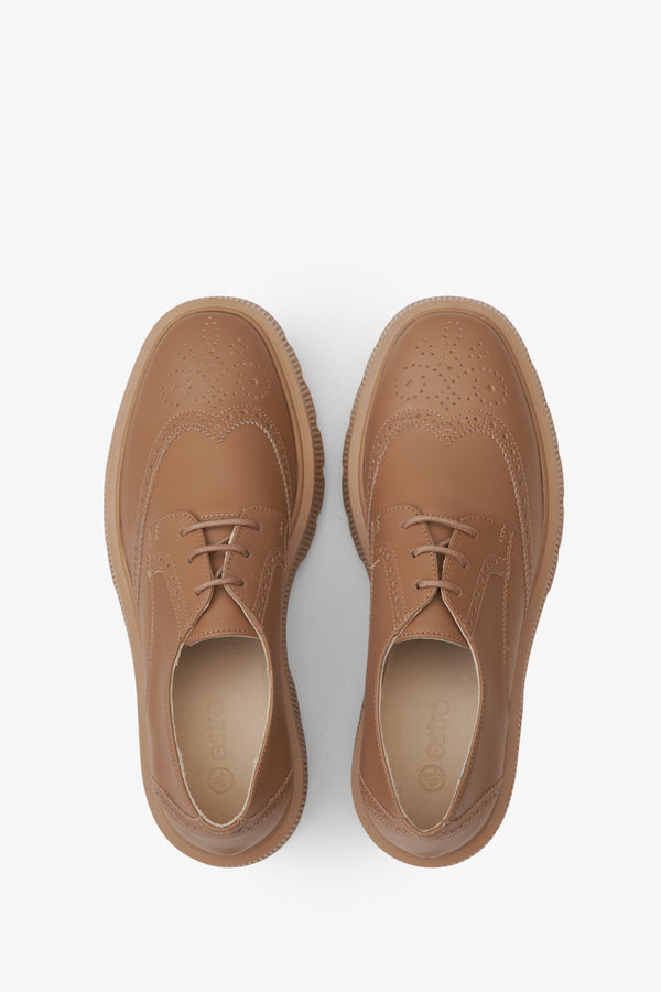 Półbuty damskie skórzane w kolorze brązowym ze skóry naturalnej marki Estro - wizualizacja butów z góry.