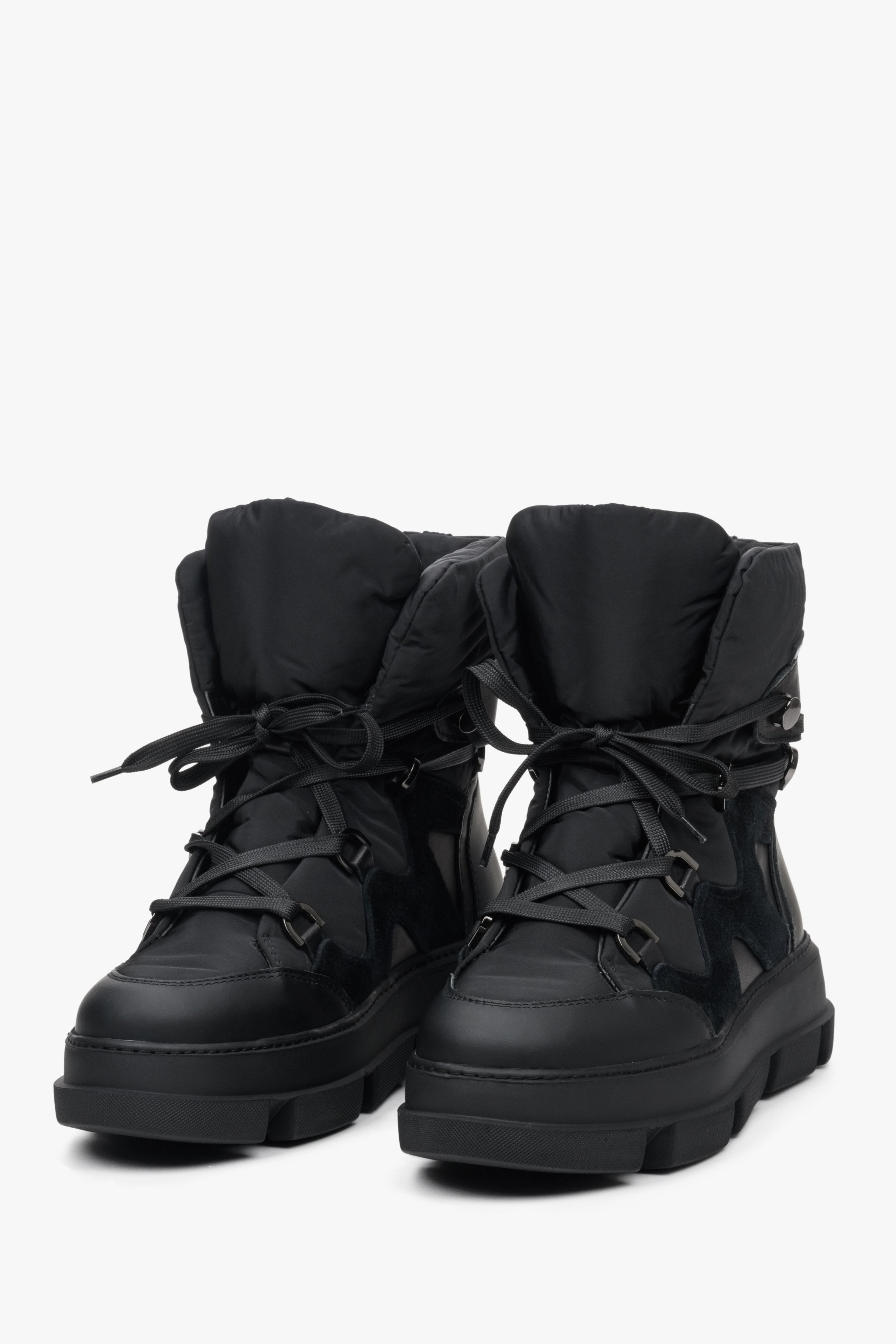 Damskie botki zimowe Estro w kolorze czarnym - zbliżenie na przód buta i system sznurowań.