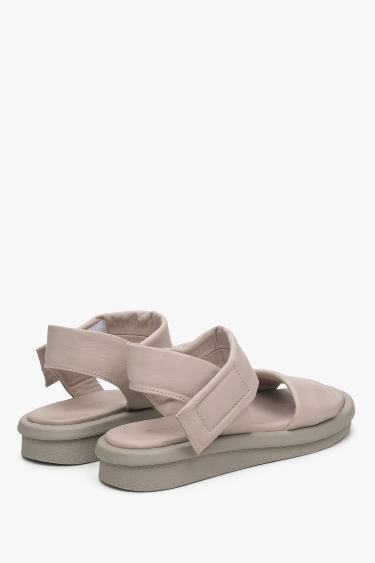 Skórzane, beżowe sandały damskie na lato marki Estro - prezentacja tylnej części obuwia.