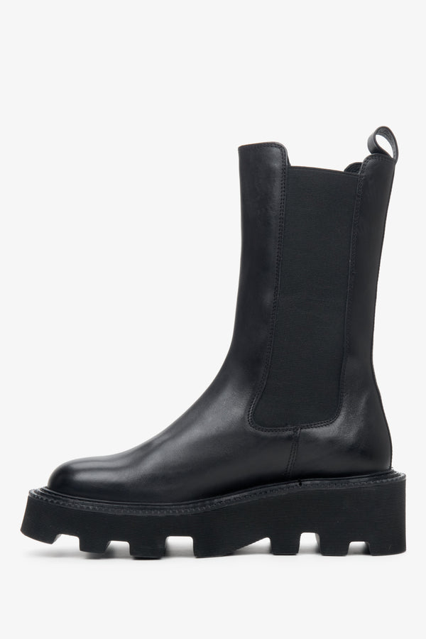 Czarne, wysokie sztyblety damskie z elastyczną cholewą marki Estro - profil buta.