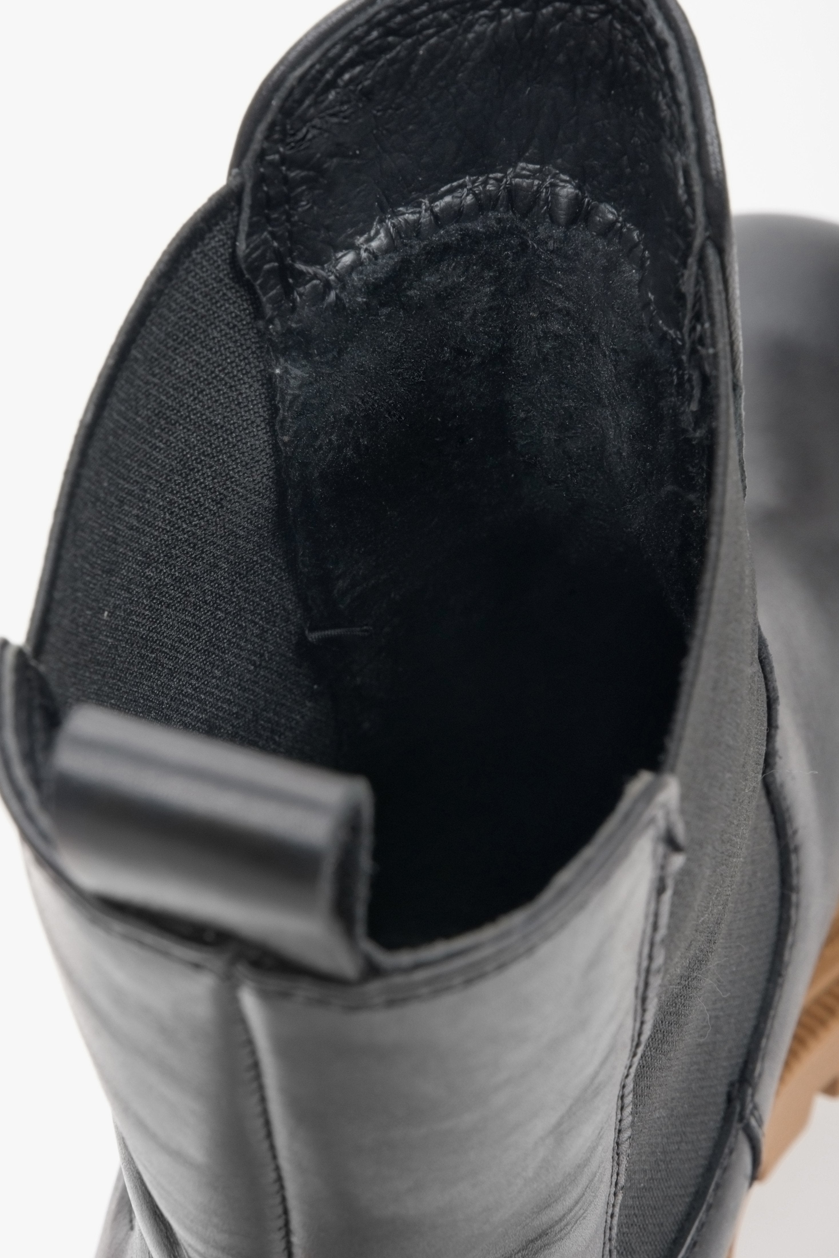 Damskie botki skórzane Estro w kolorze czarnym - zbliżenie na miękki wsad buta.