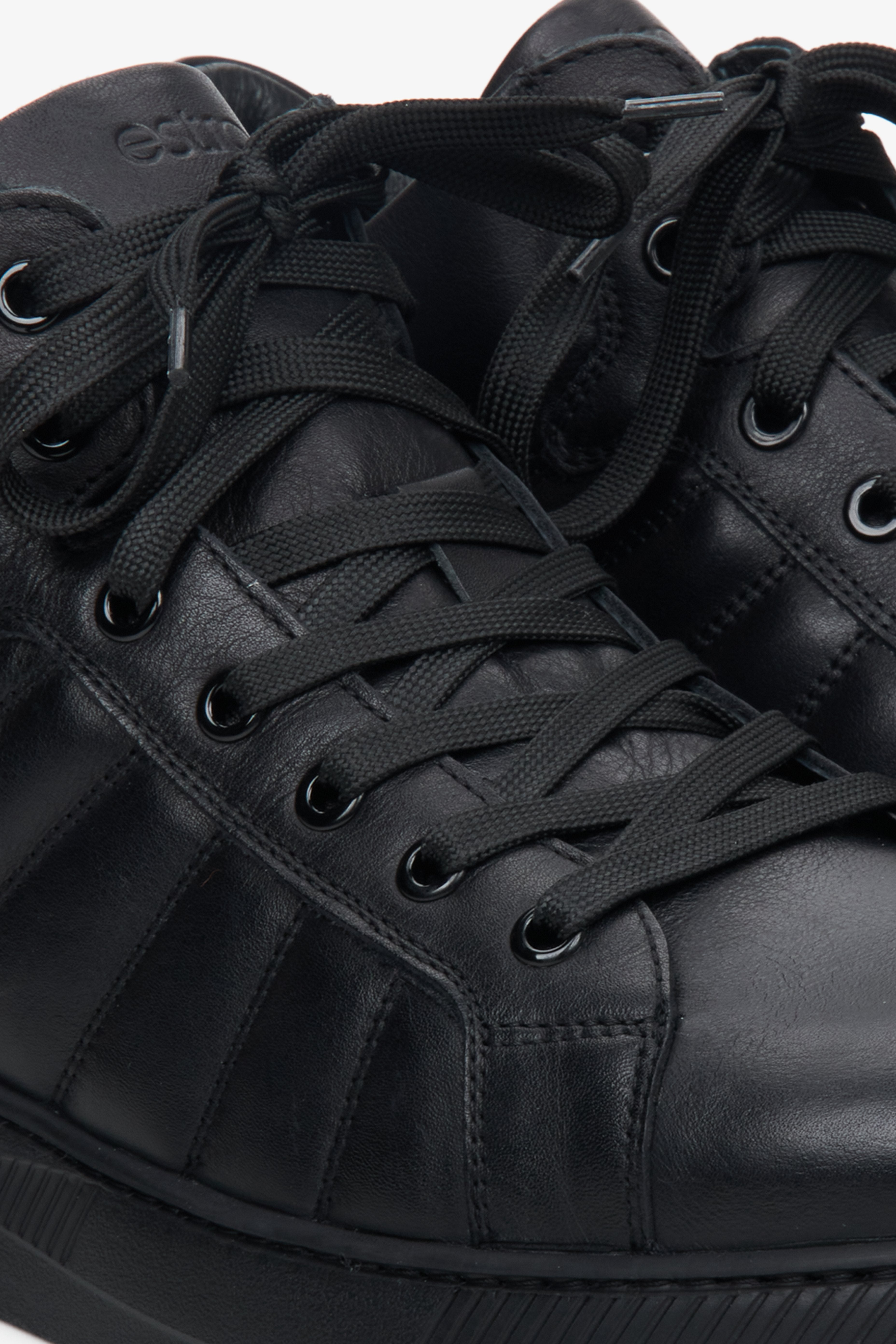 Męskie sneakersy jesienne ze skóry naturalnej w kolorze czarnym - zbliżenie na system sznurowania.