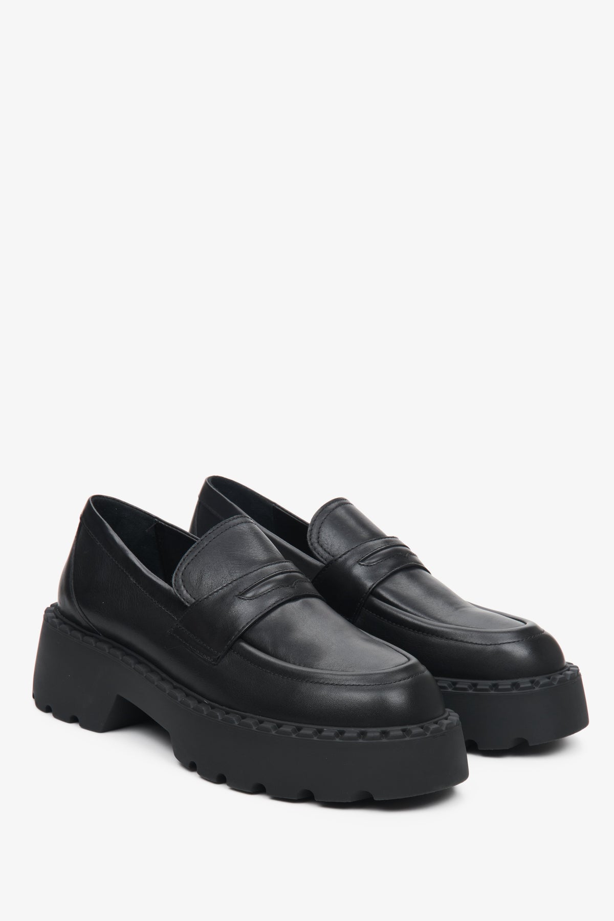 Loafersy damskie czarne Estro ze skóry naturalnej.