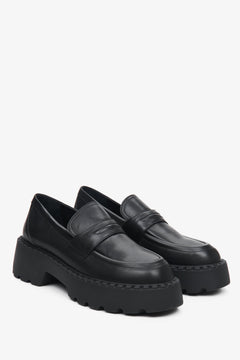 Loafersy damskie czarne Estro ze skóry naturalnej.