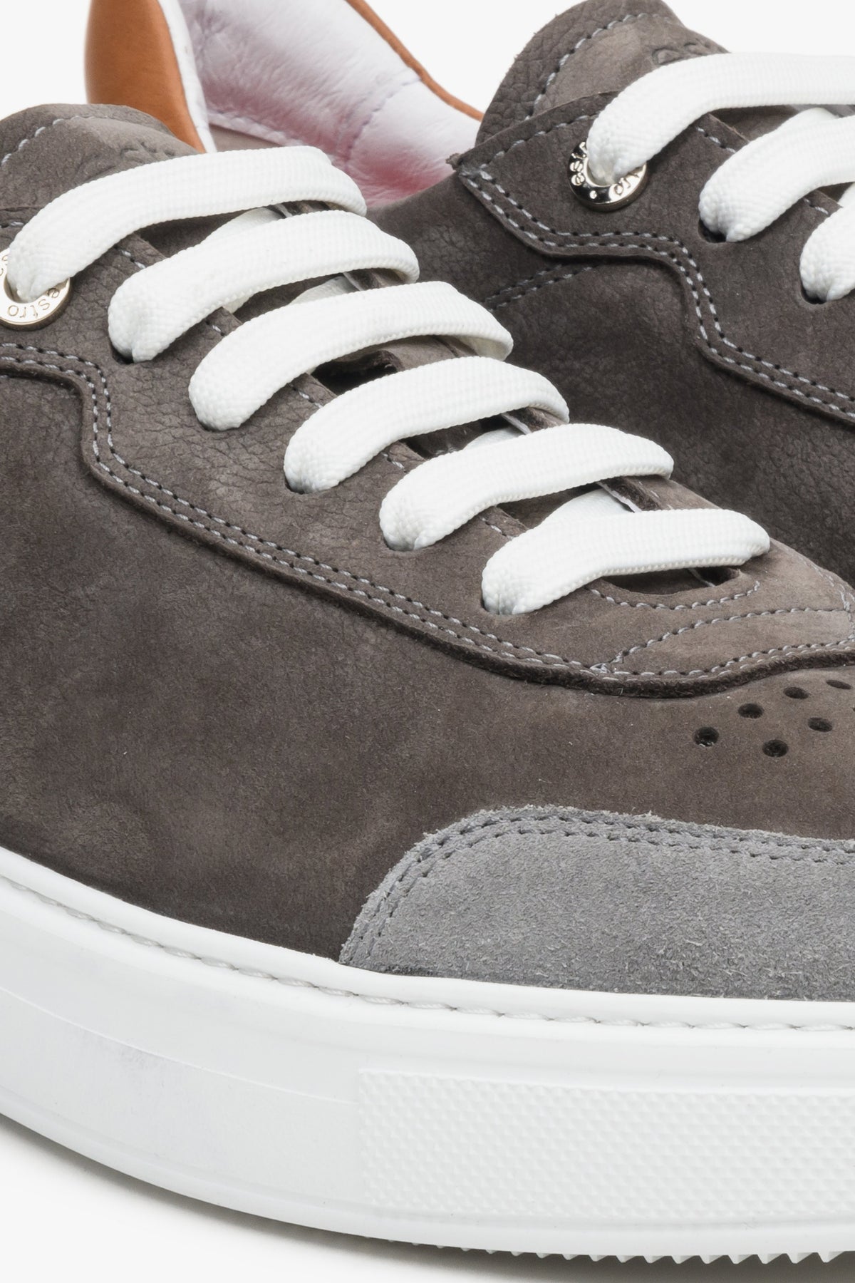 Sneakersy męskie szaro-brązowe Estro z nubuku i skóry, sznurowane Estro - zbliżenie na system wiązań.