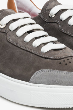 Sneakersy męskie szaro-brązowe Estro z nubuku i skóry, sznurowane Estro - zbliżenie na system wiązań.