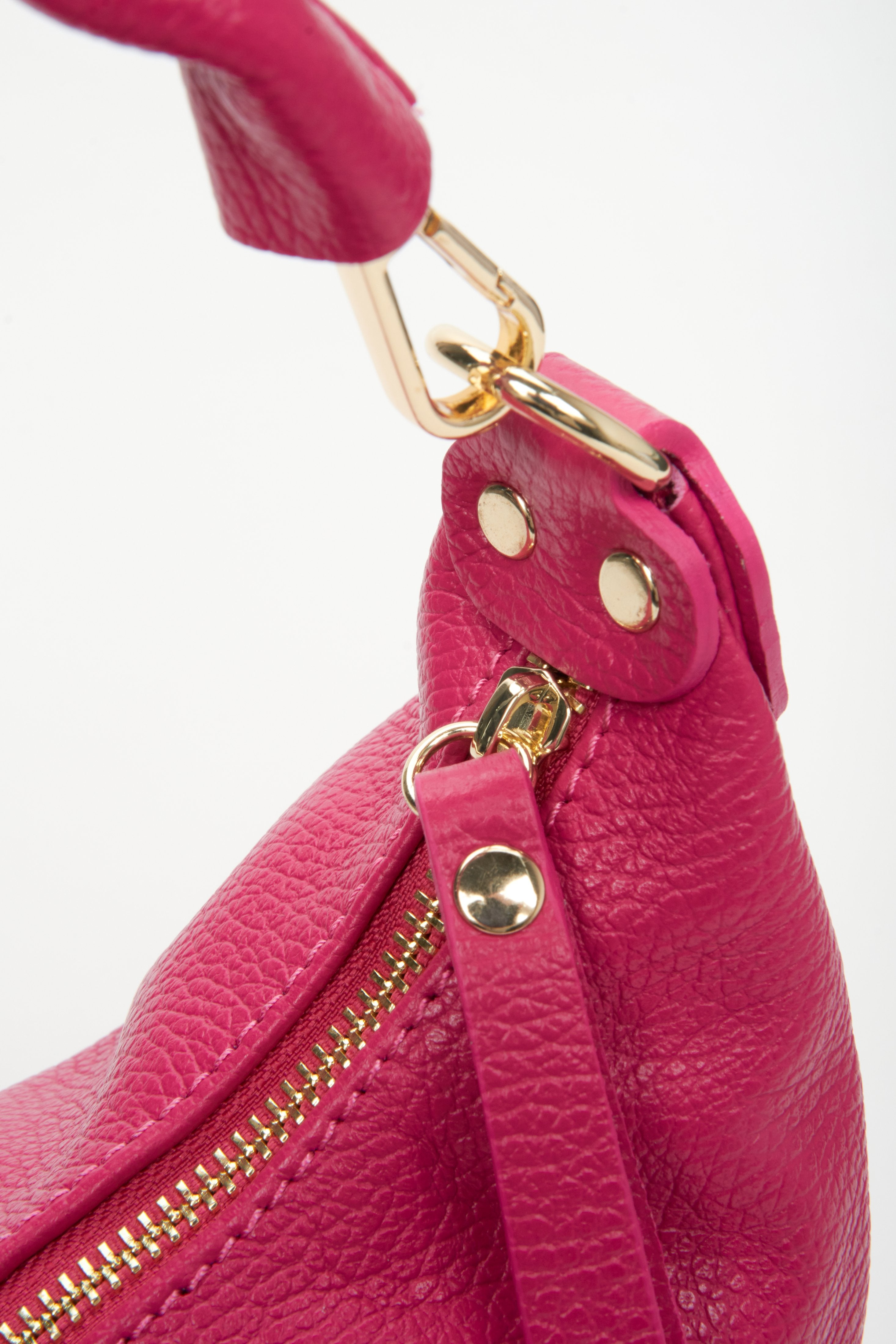 Różowa torebka damska bagietka do ręki z włoskiej skóry naturalnej Estro - zbliżenie na system zapięcia i złote elementy ozdobne.
