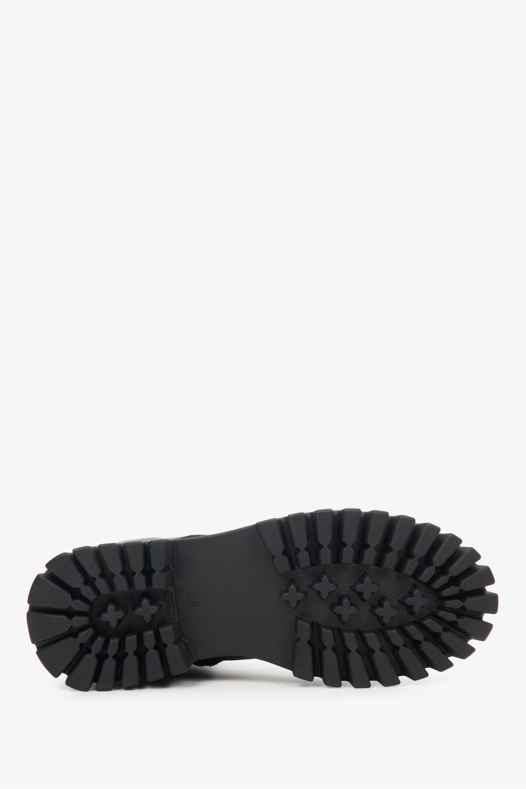 Sznurowane, wysokie botki damskie w kolorze czarnym ze skóry naturalnej - zbliżenie na podeszwę buta.