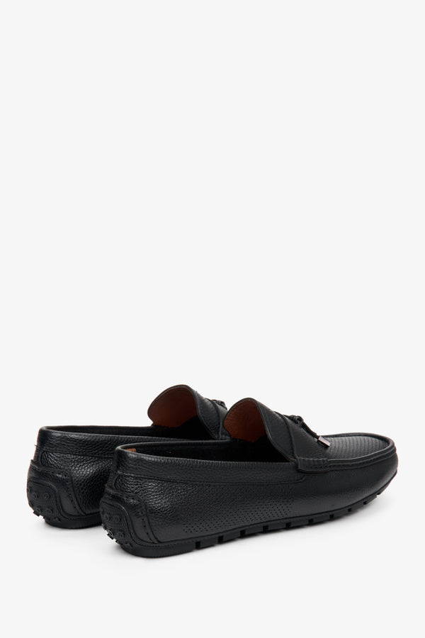 Czarne, skórzane mokasyny męskie Estro na lato - zbliżenie na zapiętek i przyszwę boczną butów.