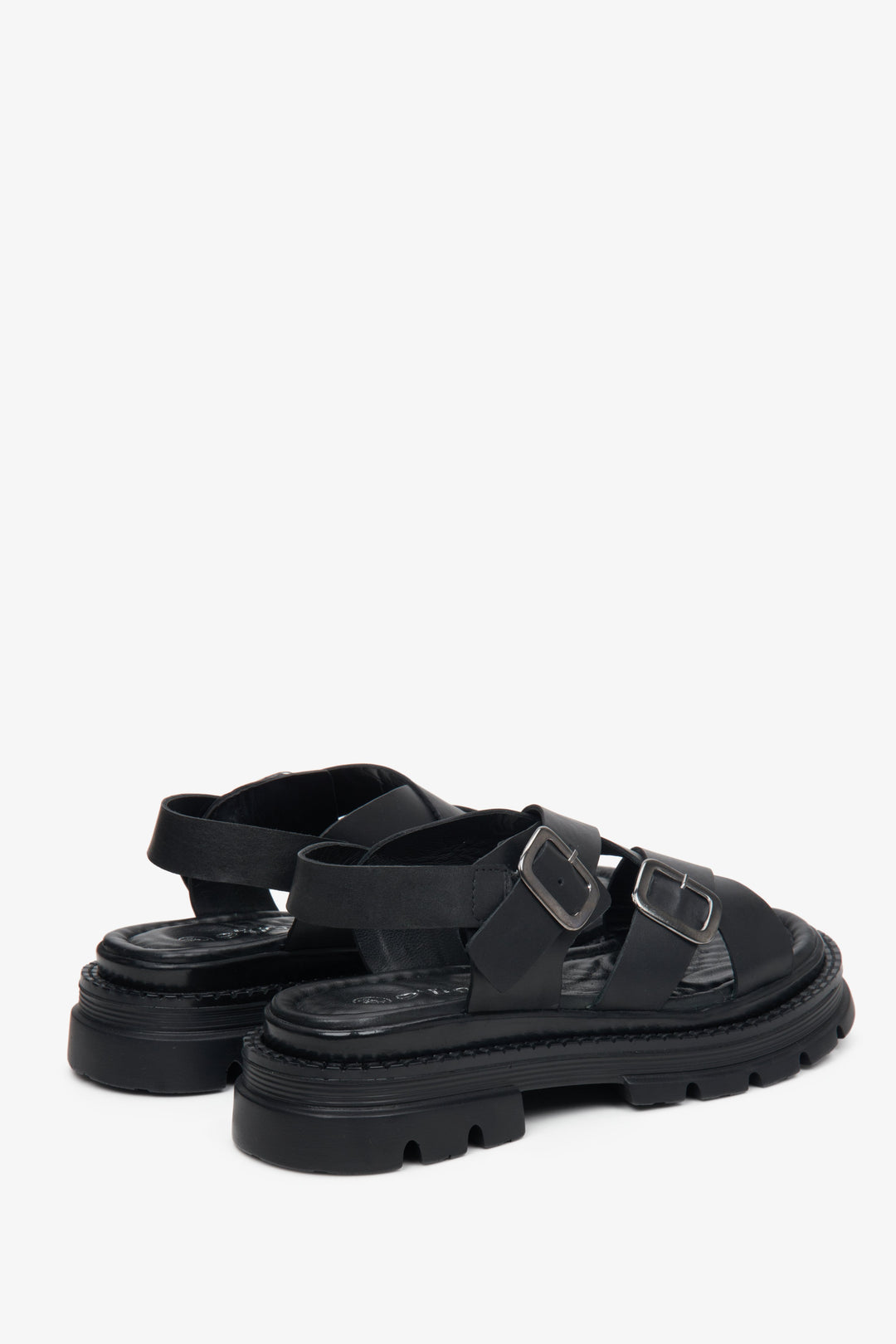 Damskie, czarne sandały ze skóry naturalnej licowej Estro - zbliżenie na linię boczną i tył obuwia.