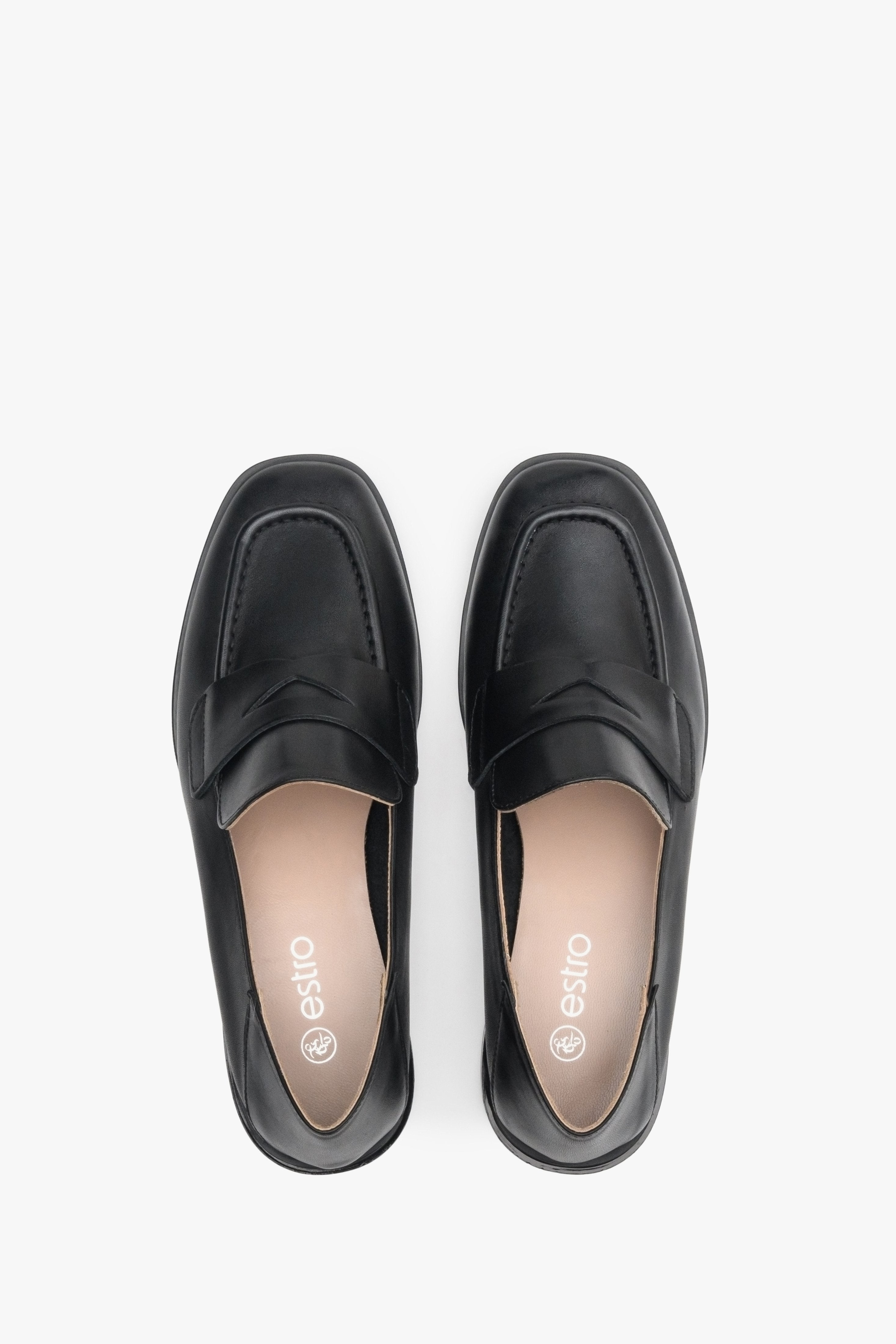Loafersy damskie w kolorze czarnym ze skóry naturalnej Estro - prezentacja obuwia z góry,
