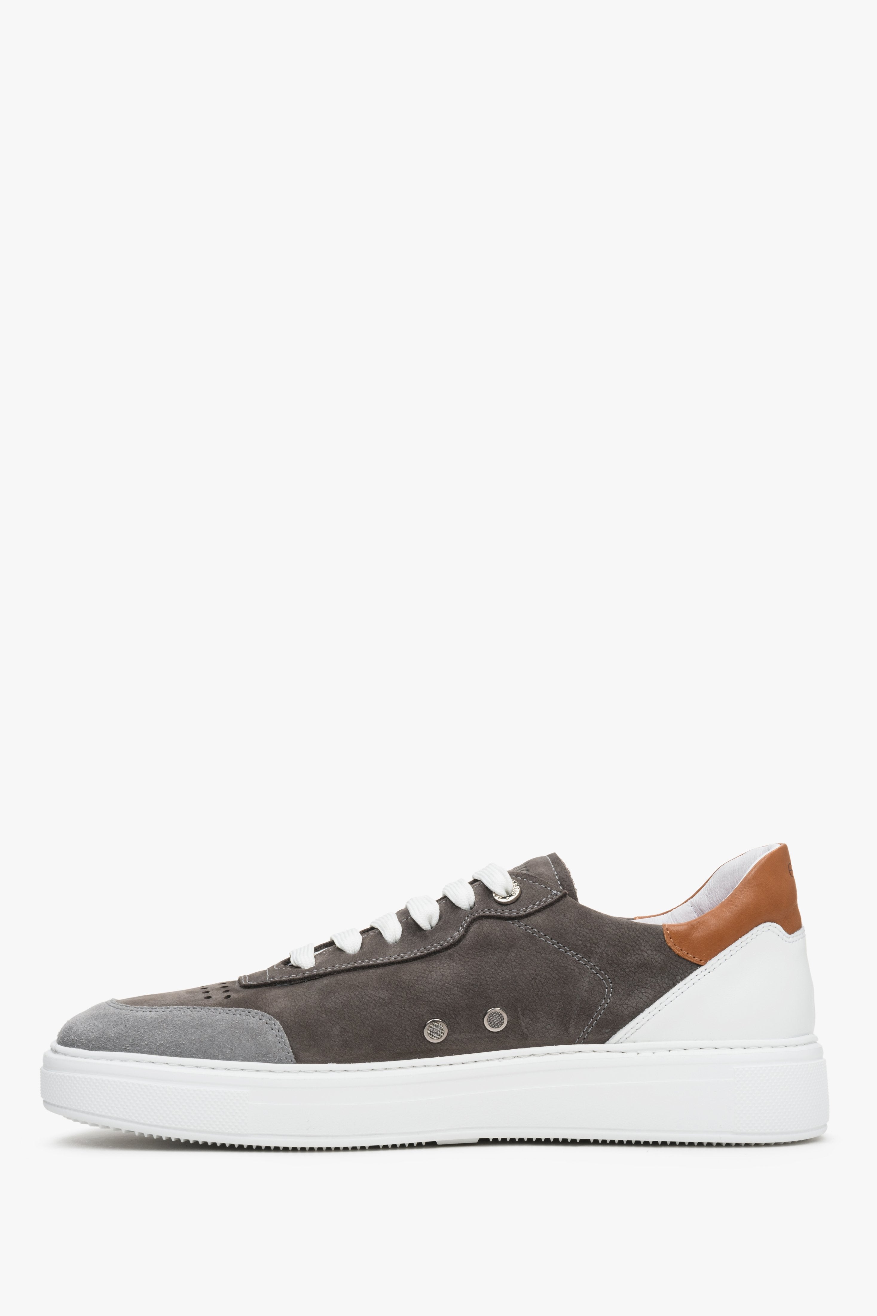 Wiosenne sneakersy męskie z nubuku i skóry naturalnej w kolorze szaro-brązowym.