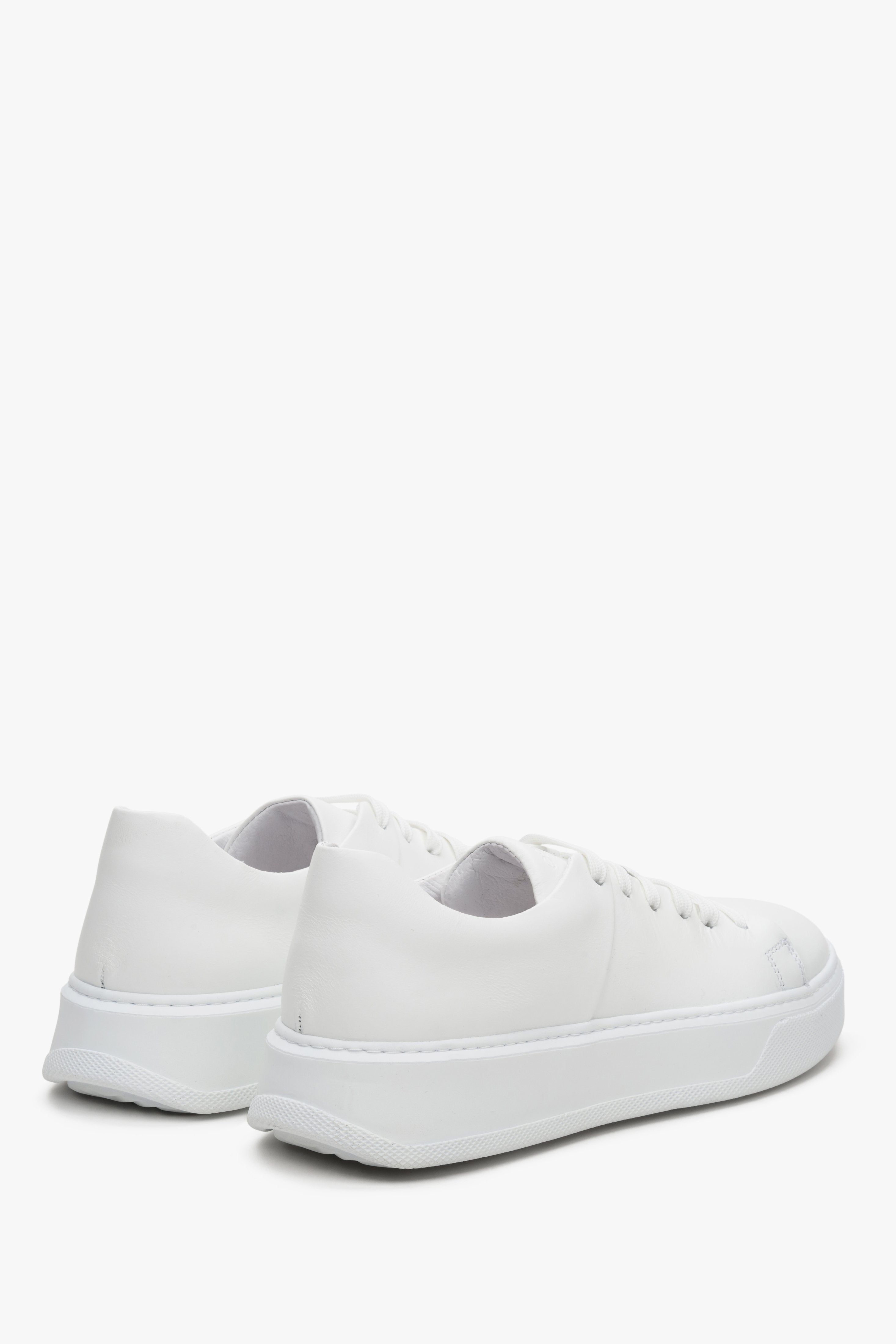 Sneakersy damskie skórzane w kolorze białym marki Estro - prezentacja zapiętka i przyszwy bocznej buta.