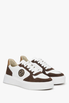 Sneakersy damskie z weluru i skóry naturalnej Estro ze sznurowaniem w kolorze biało-brązowym.