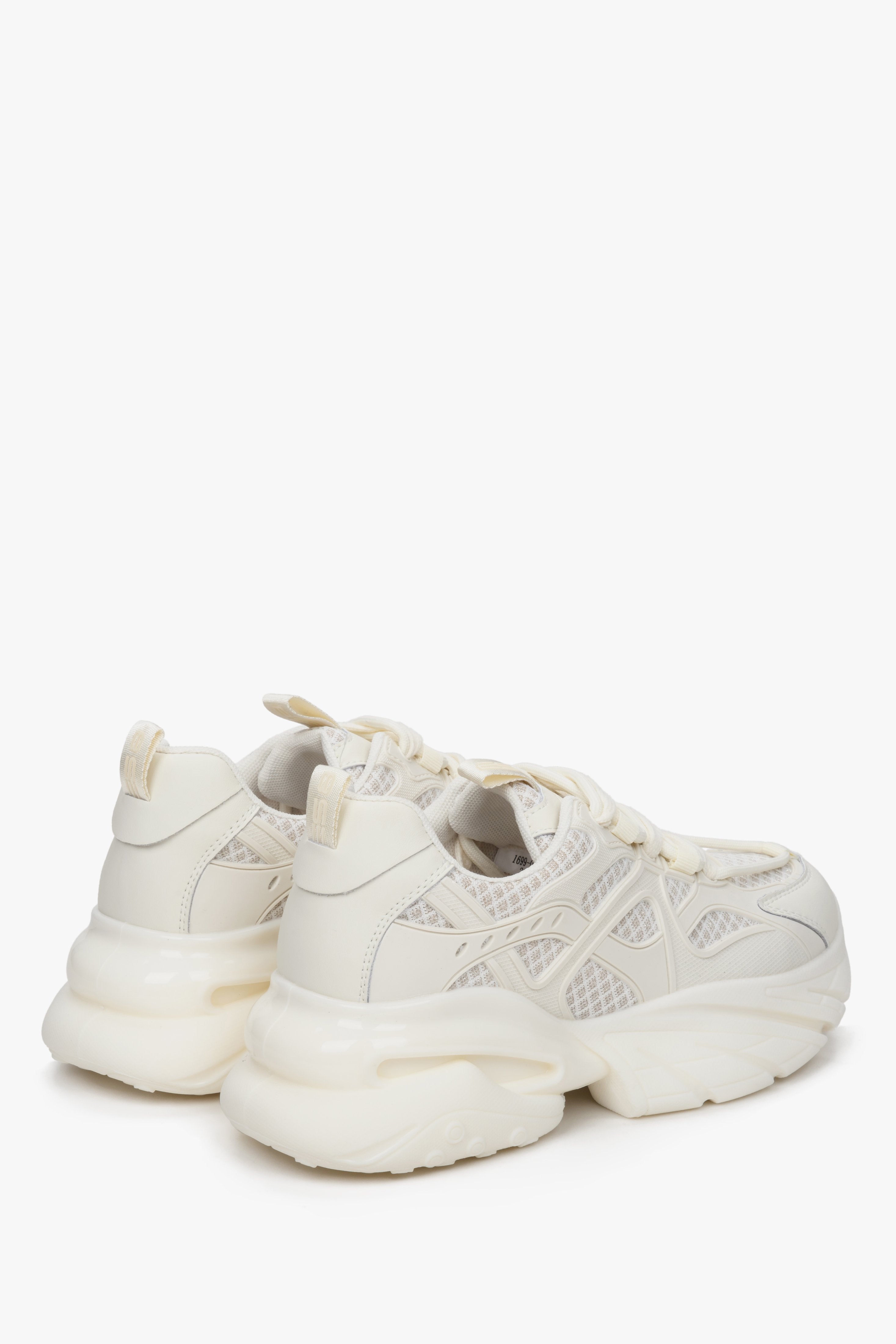 Wiosenno-jesienne sneakersy damskie ES 8 w kolorze beżowym - zbliżenie na zapietek i przyszwę boczną butów.